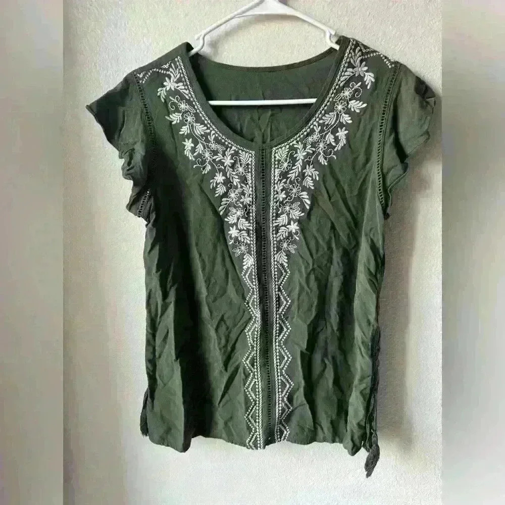 Time And Tru Women’s Olive Embroidered Front Short Sleeves Rayon Blouse Size S.